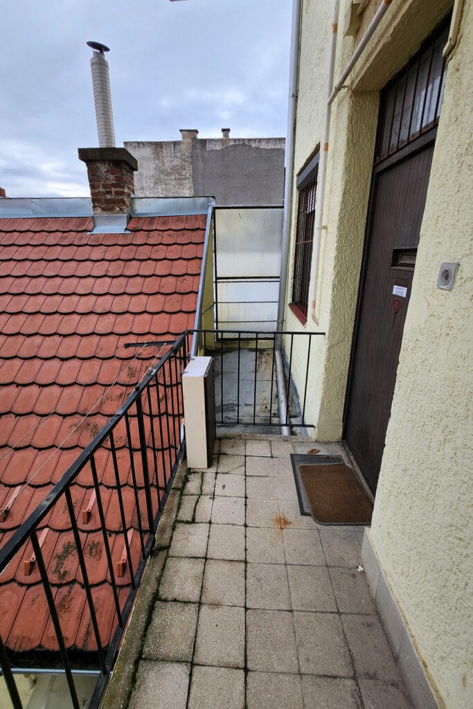 013 - Épületdiagnosztika - Vásárlás előtti állapotfelmérés - Perczel utca - Szétfagyott burkolaton átszivárgó víz - ÉHK Holding Kft