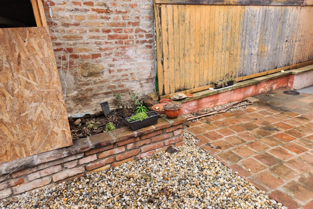 015 - Épületdiagnosztika - Vásárlás előtti állapotfelmérés - Perczel utca - Lábazat hiányában vizesedés - ÉHK Holding Kft