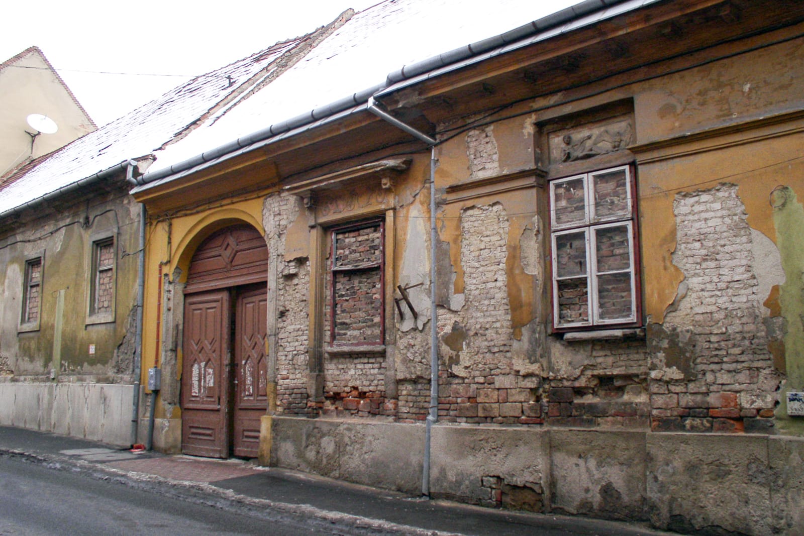 034 - Vizesedések megszüntetése - Pécs Felsőmalom utca - Falszárító-lélegző vakolatok készítése - Előtte állapot - ÉHK Holding Kft