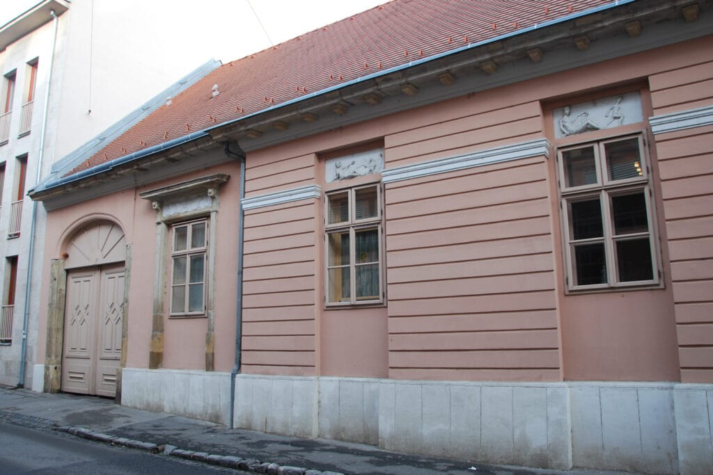 035 - Vizesedések megszüntetése - Pécs, Felsőmalom utca - Falszárító, lélegző vakolatok készítése - Előtte állapot - ÉHK Holding Kft